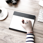 Personne dessinant sur une tablette graphique à son bureau