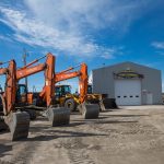 Excavatrices et chargeuse devant les installations d’Entreprises Jean Tremblay et Fils
