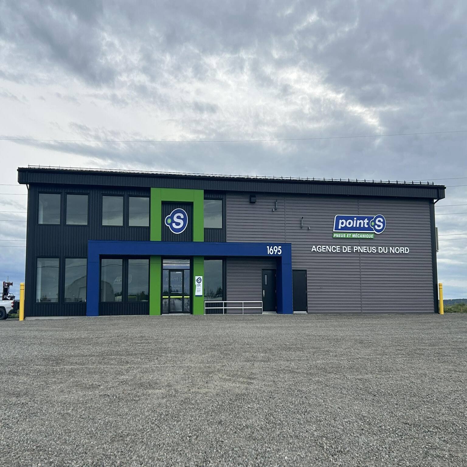 Vue extérieure du garage de l’Agence de Pneus du Nord