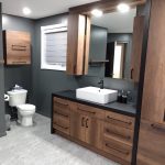 Salle de bain avec vanité et armoires en bois sur mesure