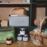 Pains artisanaux et pots de produits du terroir présentés à la Boulangerie La Moisson d’or