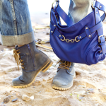 Bottes et sac à main illustrant les chaussures et accessoires offerts par Clermont le Bottier