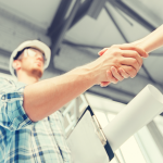 Entrepreneur en construction serrant la main d’un client