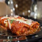 Cannellonis gratinés servis avec sauce tomate