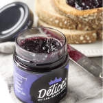 Pot de tartinade aux bleuets de Délices du Lac-Saint-Jean avec tartines