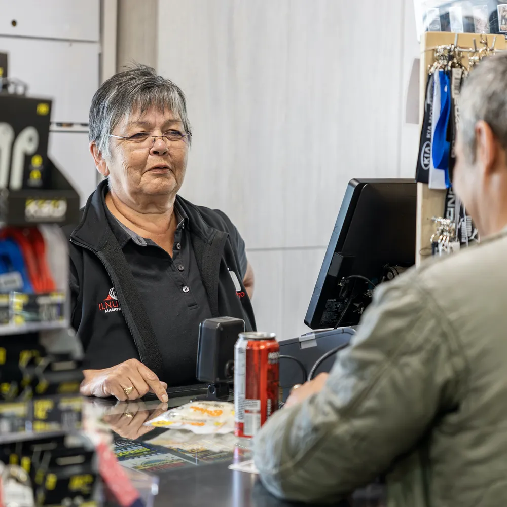 Caissière du dépanneur Ilnu Gaz