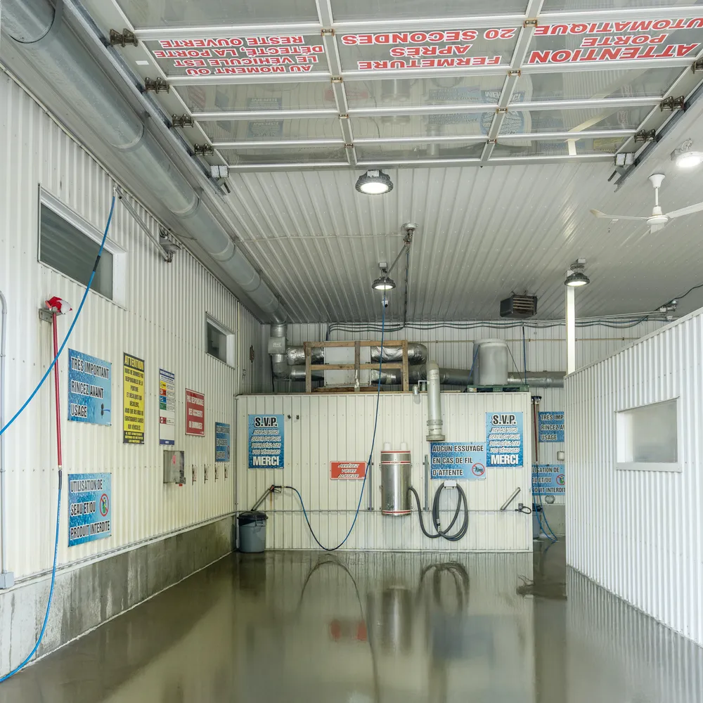 Vue intérieur du lave-auto de dépanneur Ilnu Gaz