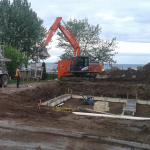 Excavatrice réalisant des travaux d’excavation pour les fondations d’un bâtiment