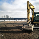 Excavatrice effectuant des travaux de terrassement et de nivellement d’un terrain