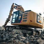 Excavatrice sur chenilles effectuant des travaux d’excavation dans le roc