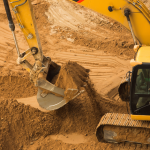 Excavatrice sur chenilles effectuant des travaux d’excavation dans le sol