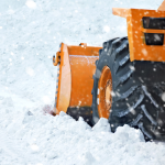 Chargeuse effectuant des travaux de déneigement