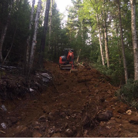 Chemin d'accès en forêt réalisé par Excavation Rénovation Drolet