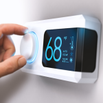 Main tournant la molette d’un thermostat numérique affichant 68 °F.