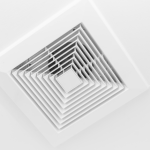 Grille carrée blanche d’un système de ventilation installée au plafond.