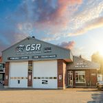 Façade de Garage Saint-Félicien Radiateur avec son enseigne GSR et deux portes de garage