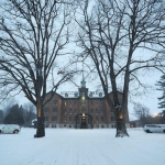 Bâtiment institutionnel historique photographié en hiver