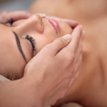 Femme recevant un soin du visage dans un centre de santé et beauté