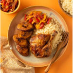 Plat composé de poulet grillé, riz, plantains et légumes