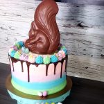 Gâteau personnalisé coloré décoré d’un écureuil en chocolat