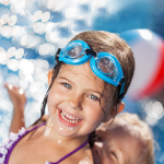 Enfant profitant de la piscine – Piscine Soleil à Saint-Félicien