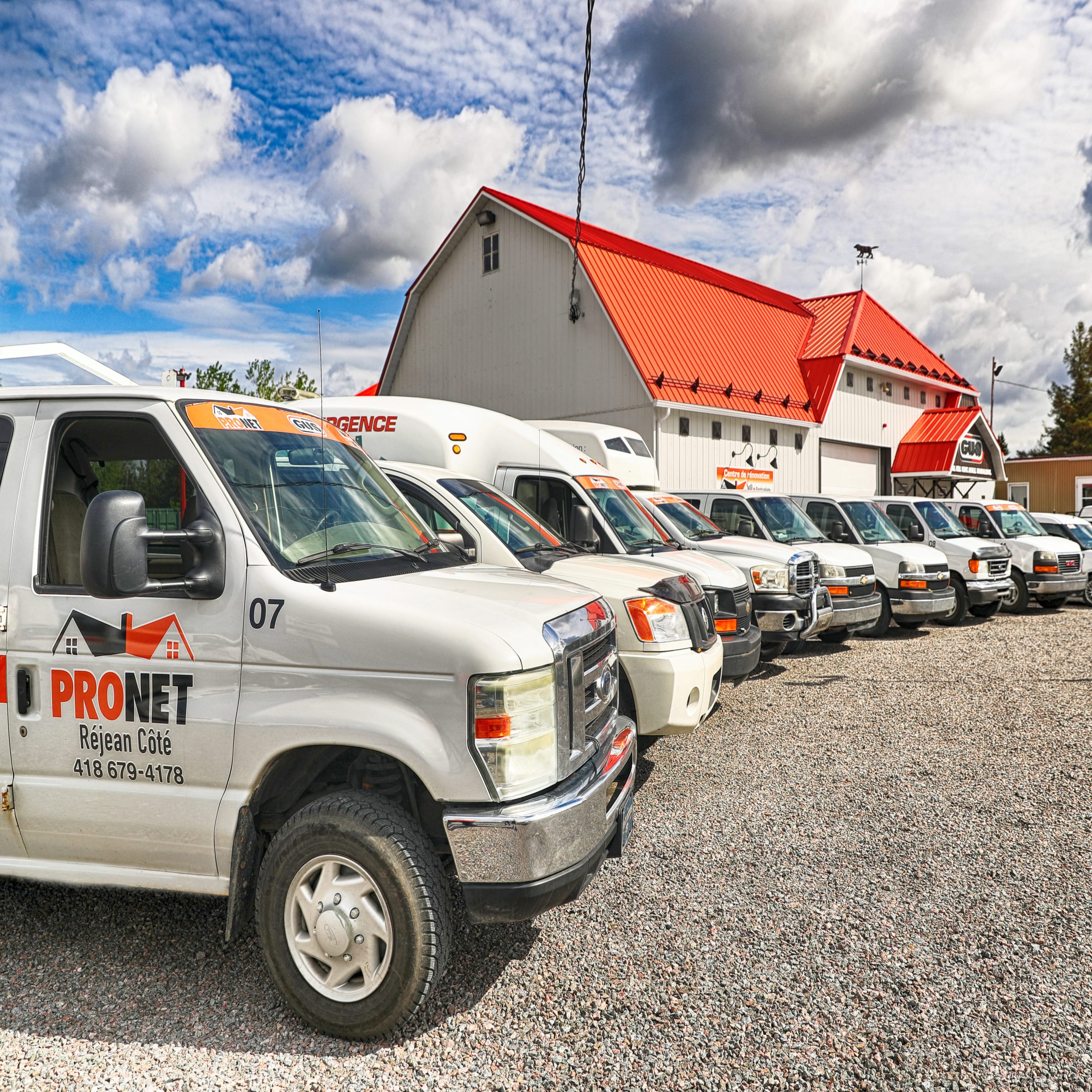 Flotte de camion aligné chez Pronet Réjean Côté