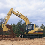 Excavatrice sur chenilles effectuant des travaux de terrassement