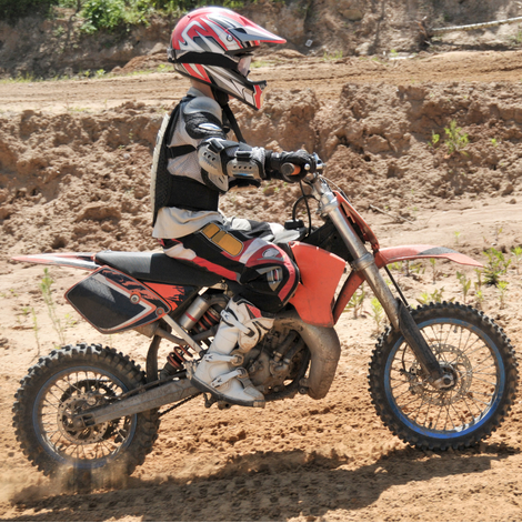 Motocross pour enfant en démonstration – vente de motos chez Sport Gilbert 2.0, spécialiste en véhicules récréatifs.