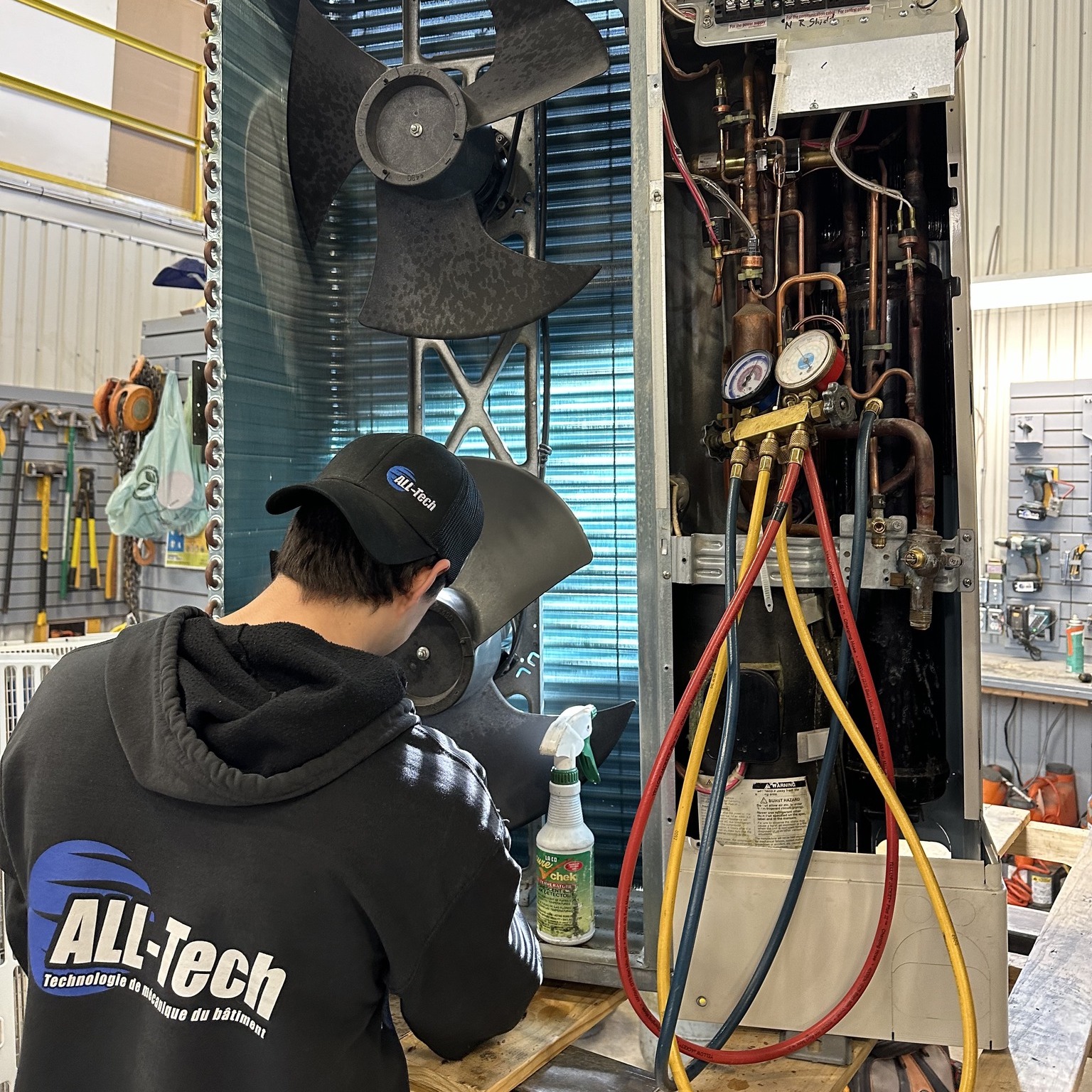 Technicien All-Tech en intervention