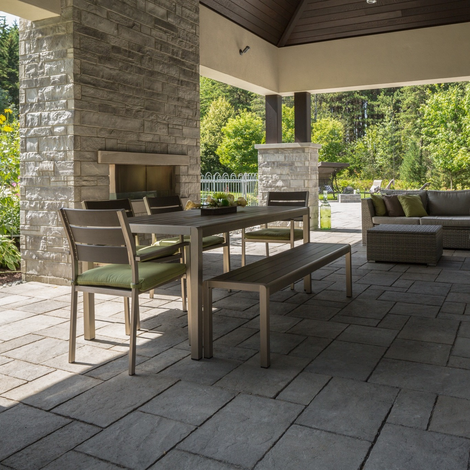 Cours arrière avec dalle de béton décorative au sol réalisée par Béton Vilemarc