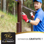 Technicien en train d’installer une clôture pour l’entreprise Clôtures Clermont
