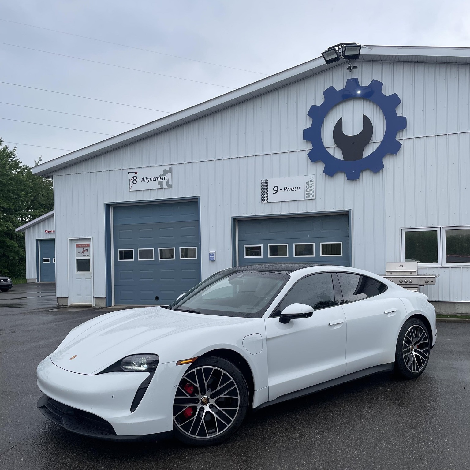 Bâtisse extérieure avec voiture stationnée devant Duplessis Mécanique