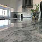 Comptoir de cuisine en quartz installé par Multigranite