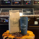 Sac de café et verre de café de l’entreprise Passion Café