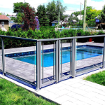Rampes extérieures en verre pour piscine creusée installées par Rampes Deschêne