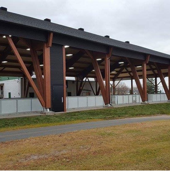 Patinoire extérieure réalisée à Saint-Monique – projet par Gouttières Uniques et Revêtements