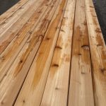 Planches de cèdre rouge embouveté empilées pour projets durables