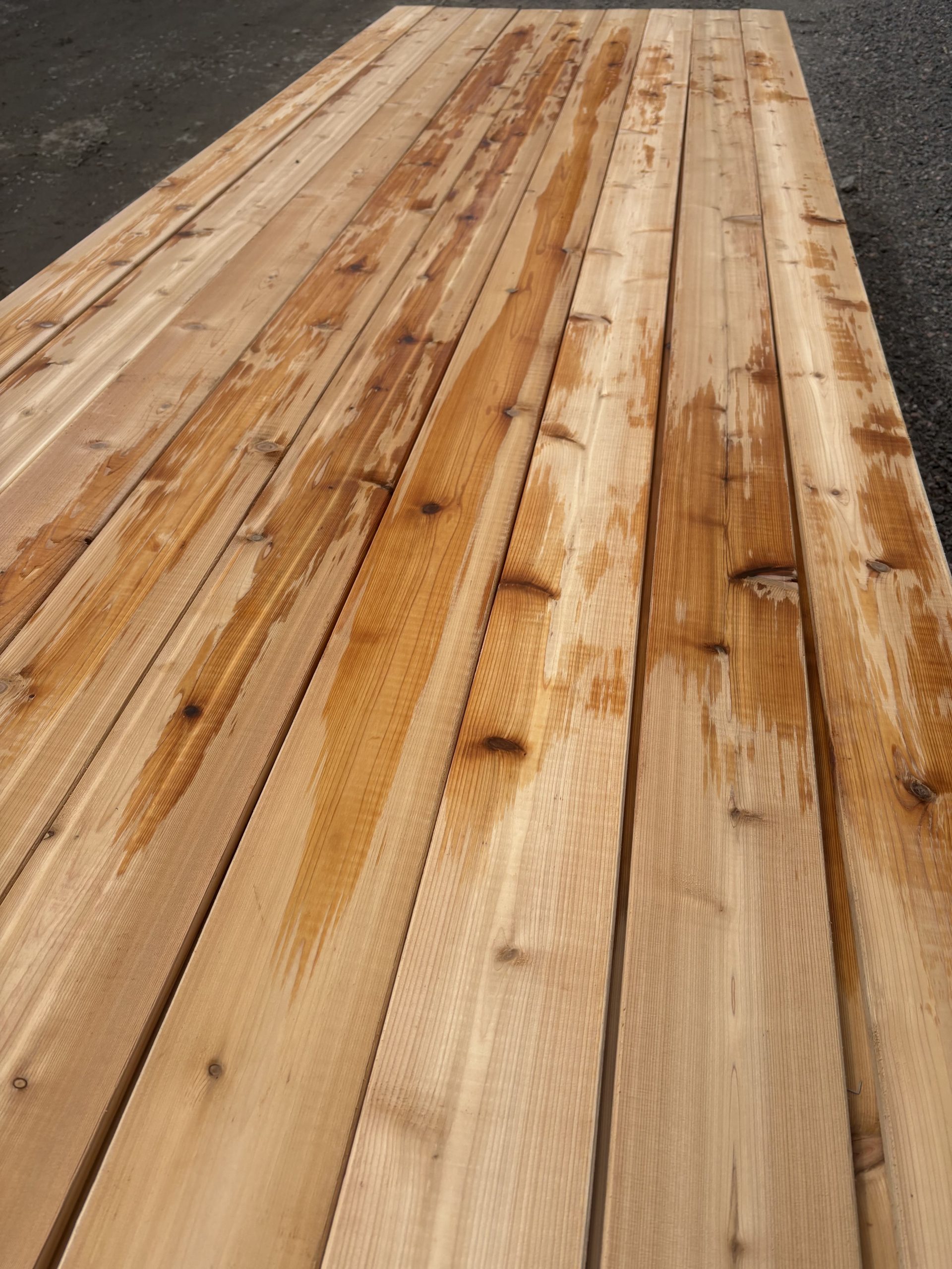 Planches de cèdre rouge embouveté empilées pour projets durables
