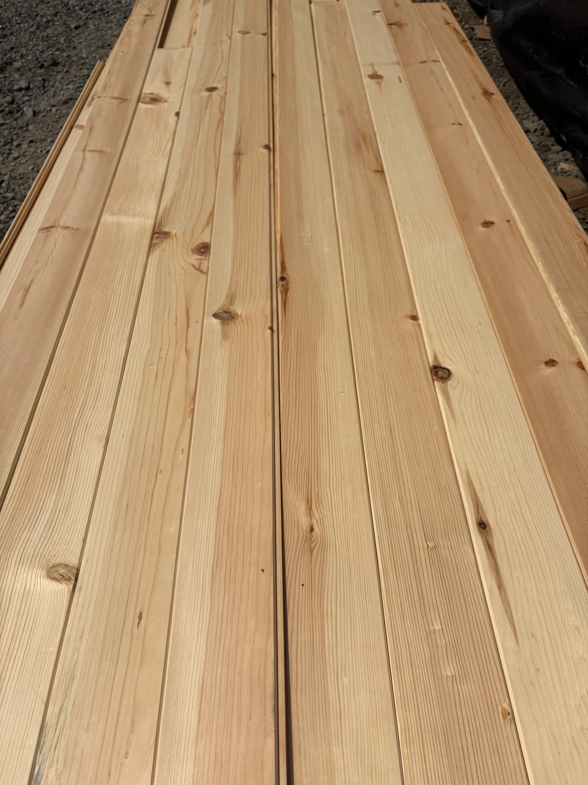 Planches embouvetées en pin rouge pour revêtement intérieur