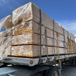 Livraison de pin blanc empilé sur camion de transport pour approvisionnement