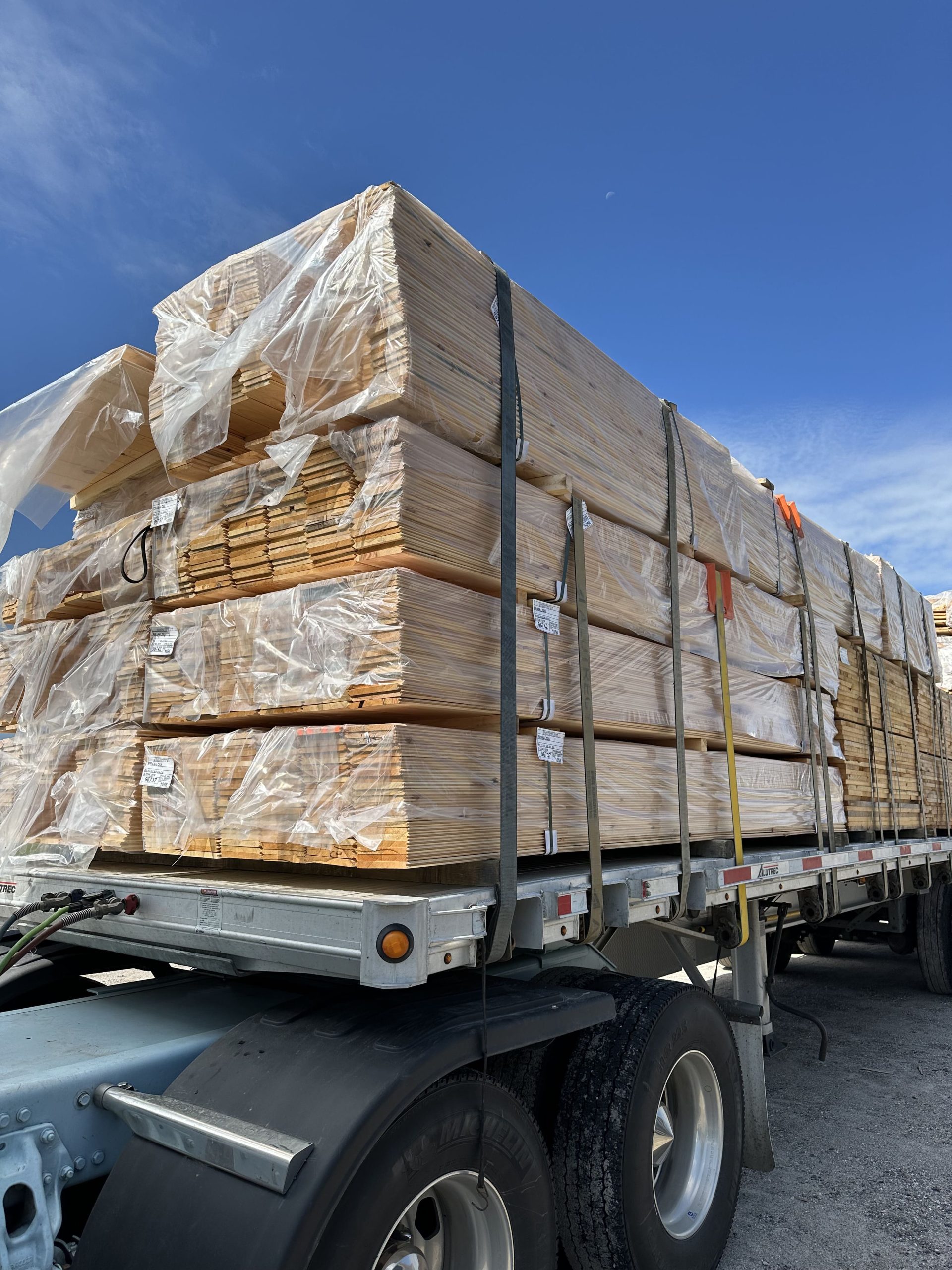 Livraison de pin blanc empilé sur camion de transport pour approvisionnement