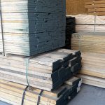 Bundles de bois franc empilés prêts pour projets sur mesure et mobilier