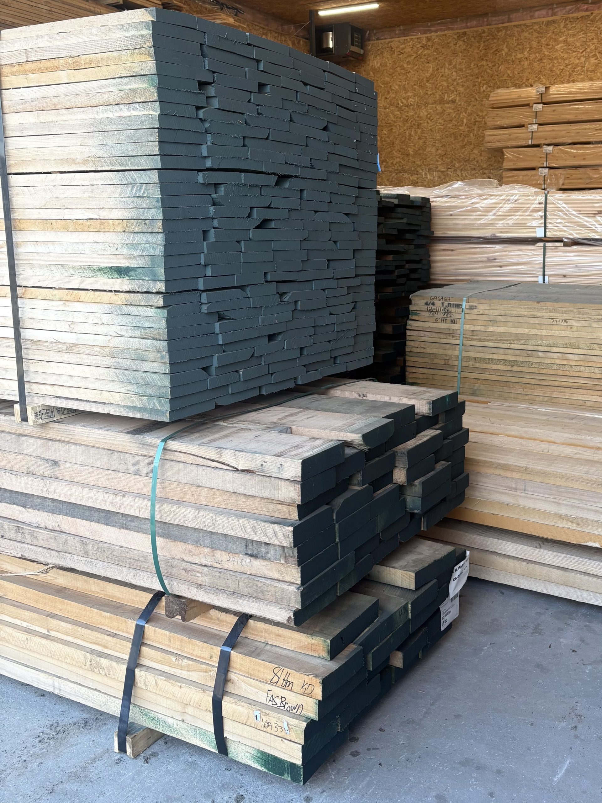 Bundles de bois franc empilés prêts pour projets sur mesure et mobilier