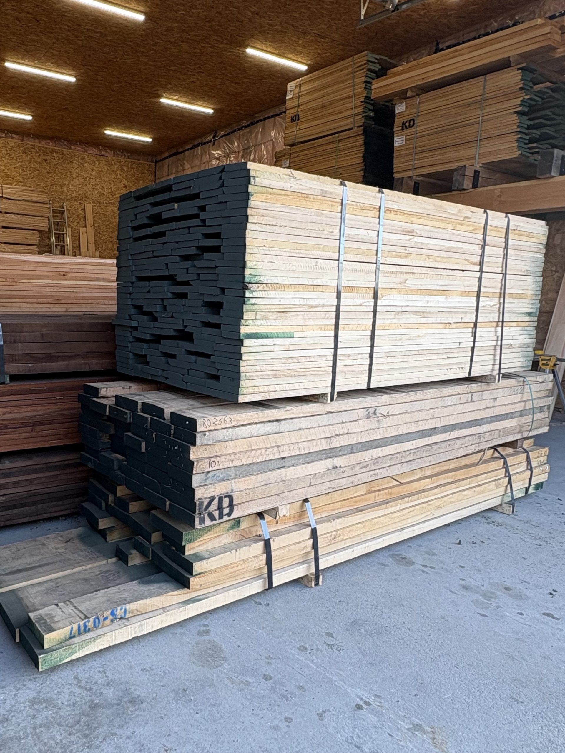 Bundles de bois franc entreposés prêt pour projets