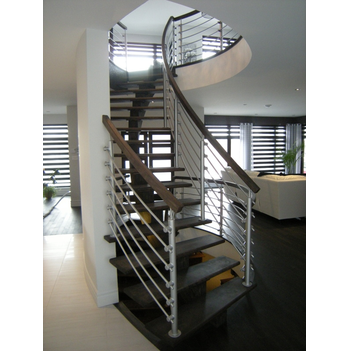 Escalier colimaçon en bois sur mesure réalisé par Sébastien Gagnon Ébéniste