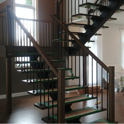 Escalier en bois élégant réalisé par Sébastien Gagnon Ébéniste