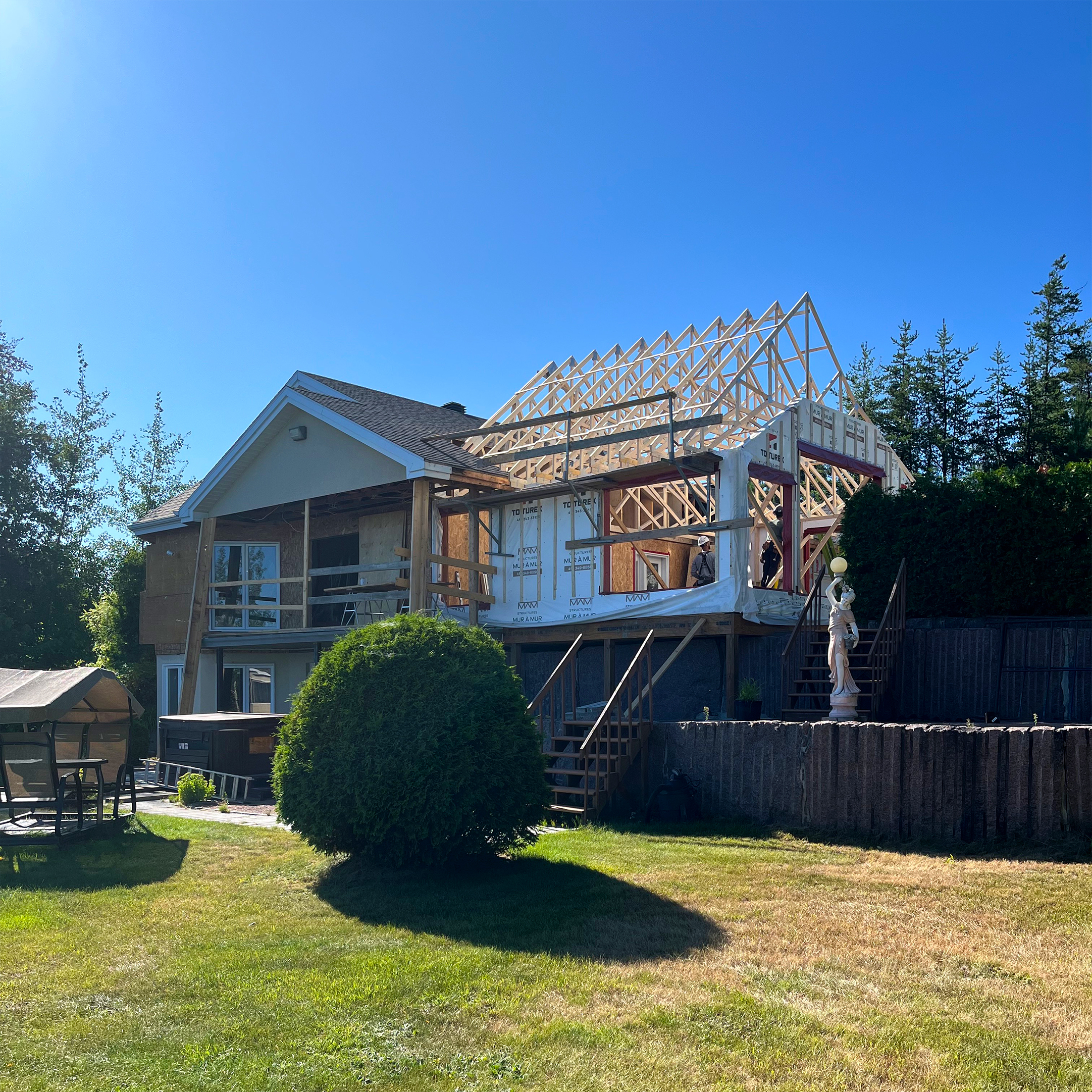 Maison résidentielle en pleine rénovation extérieur par Premium Construction